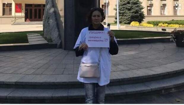 Обманутая дольщица из Геленджика объявила голодовку под окнами администрации края