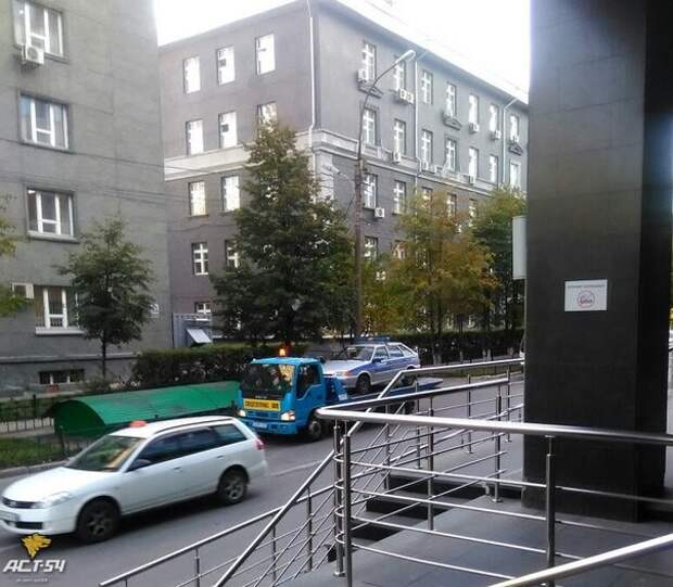 Эвакуаторщикам не удалось увезти на штрафстоянку полицейскую машину авто, полиция, эвакуатор