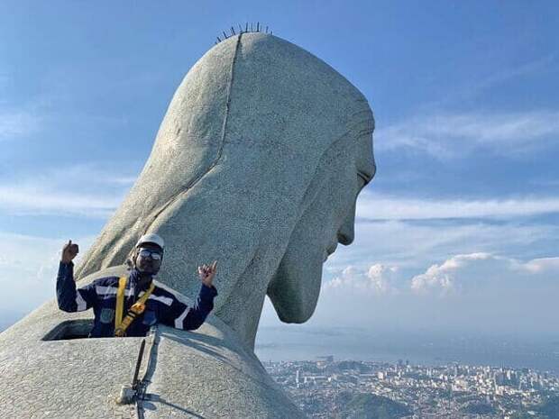 Голова статуи Христа-Искупителя в Рио проходит процедуру мойки в честь грядущего 90-летия памятника