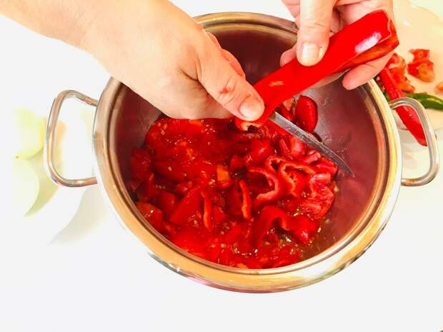Кухня наизнанку кетчуп на зиму из кабачков. Нарезать острый перец стручковый. кетчуп. кетчуп из кабачка.