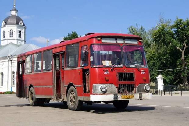 Красный окрас, как и привычный нам оранжевый — нетипичное явление для 677х в Арзамасе автобус, лиаз, общественный транспорт