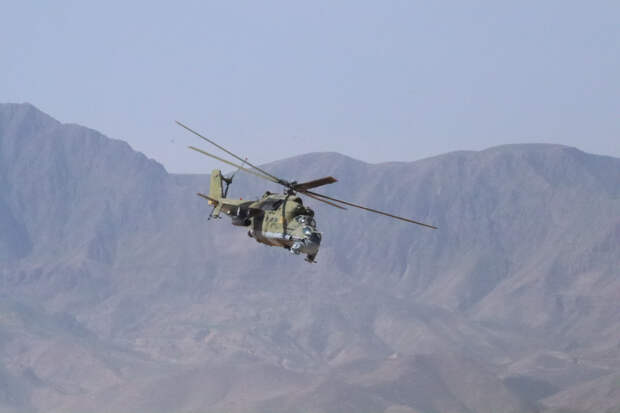 Российские экипажи вертолетов отработали разведку и ликвидацию условного противника в горах Таджикистана