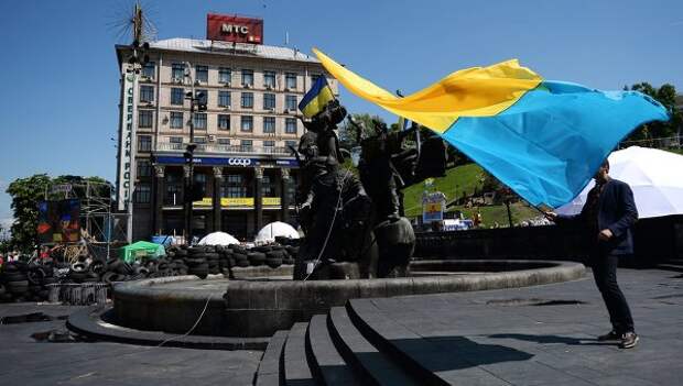 Флаг Украины у памятника основателям Киева на площади Независимости. Архивное фото