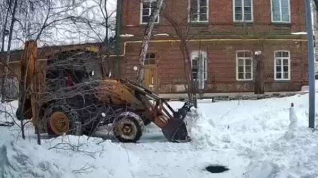 Оренбургский тракторист спас снеговика и стал звездой Интернета