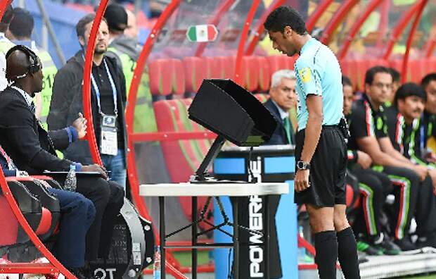 Президент "Атлетико" покинул ложу после отмененного гола Мораты и назвал VAR "позором"