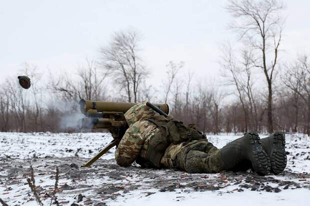 Вооруженный огнеметом российский военный в бою вышел из себя и рассказал о последствиях