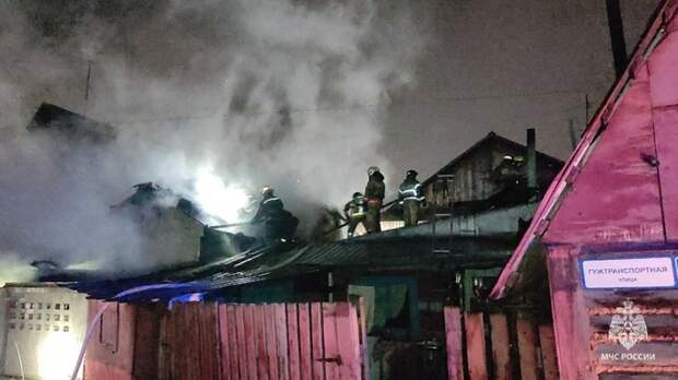 Два человека погибли при пожаре в частном доме в Барнауле