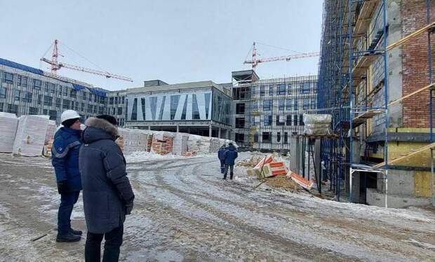 Специалисты Госстройнадзора проверили ход строительства самой большой школы Салехарда