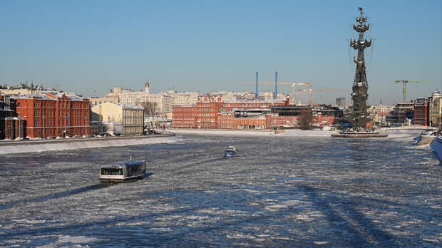 Два человека катались на каноэ и попали под винты речного трамвая в Москве