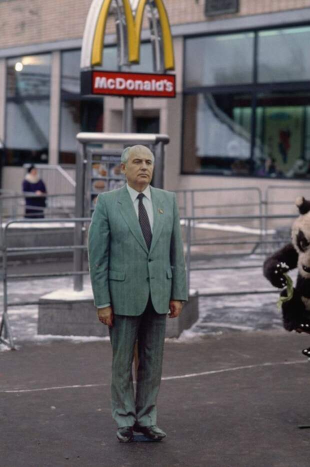 1991. Михаил Горбачев в виде фотографического образа возле Макдоналдса