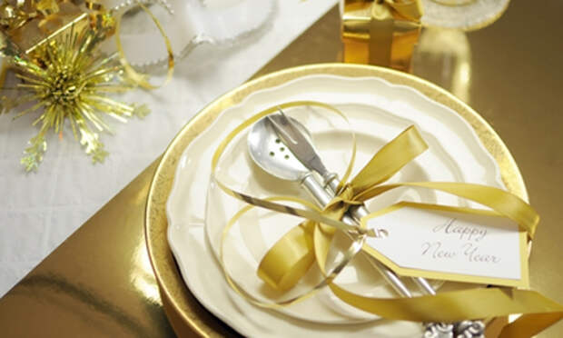 новогодняя сервировка стола в золотых тонах
