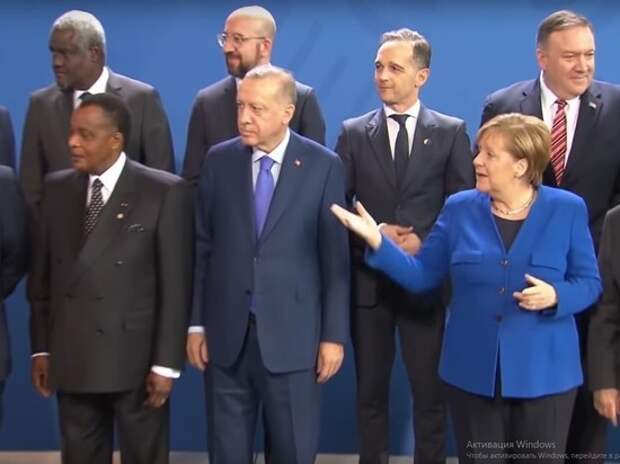 На церемонии фотографирования в Берлине Макрон и Меркель 