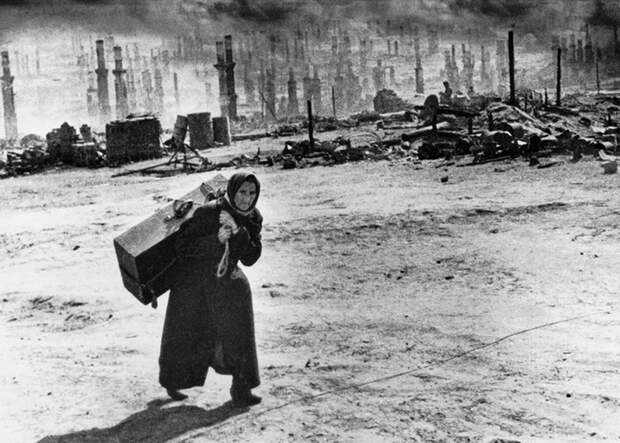 Исход, после 18 июня 1942 года. Фото сделано в Мурманске после бомбежки.