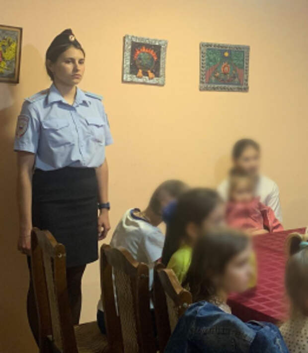 В Калужской области сотрудники полиции напомнили ребятам, прибывшим из ДНР и ЛНР, о правилах безопасного поведения на улице и в общественных местах