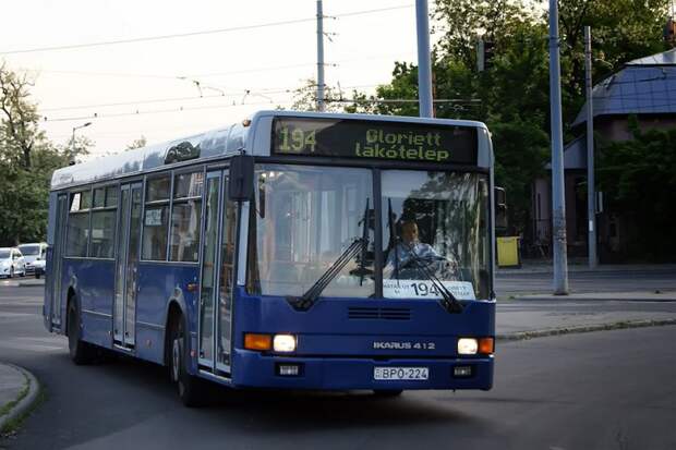 Ikarus-412 заметно ниже ростом, чем старший брат — 415 с высоким и ровным полом автобус, будапешт, венгрия, икарус, общественный транспорт
