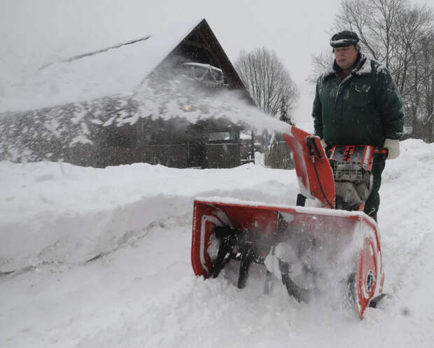 В ГД призвали жильцов не жаловаться на сугробы, а убирать снег самим