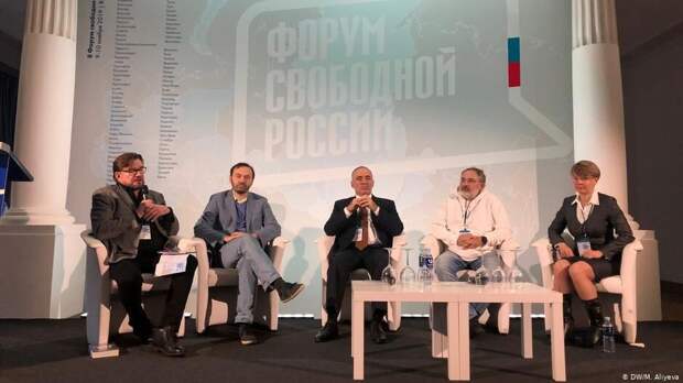 Форум "Свободная Россия" решает, сколько синих полосок будет на новом флаге России