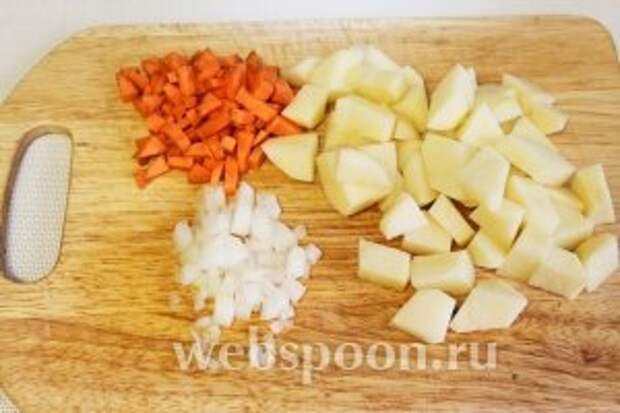 Нарезать кубиками картофель, морковь и лук.