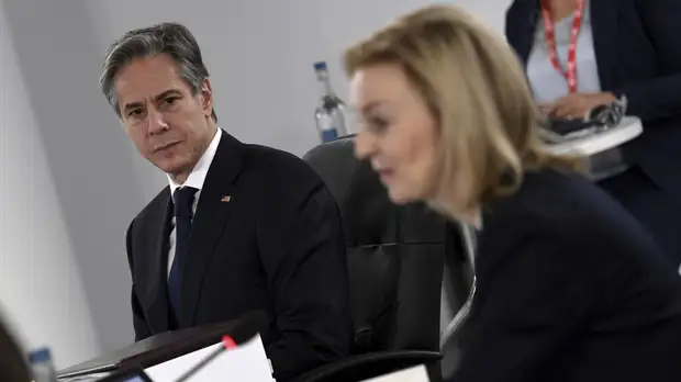 Блинкен и Трасс заявили о необходимости диалога с Россией по вопросам безопасности