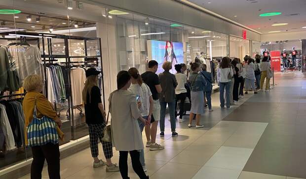 В популярный магазин одежды в Петрозаводске не впускают покупателей