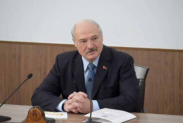 Лукашенко отказывается признавать Крым российским, но при этом выпрашивает у Москвы скидки на газ. Фото: president.gov.by