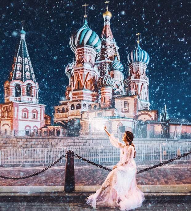 Благодаря ярким краскам, собор Василия Блаженного выглядит сказочно даже ночью во время снегопада.