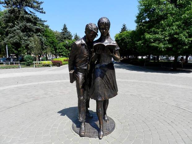 Памятник Шурику и Лидочке