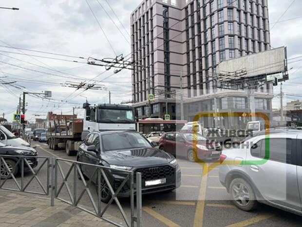 Жёсткие пробки: так водители отзываются о ситуации на улице Тургенева в Краснодаре