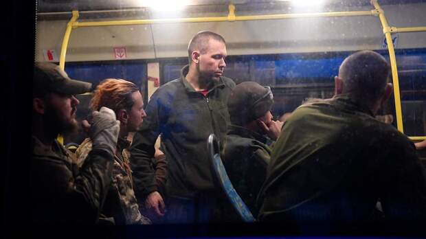 Сдавшиеся в плен украинские военнослужащие и боевики националистического батальона «Азов»
