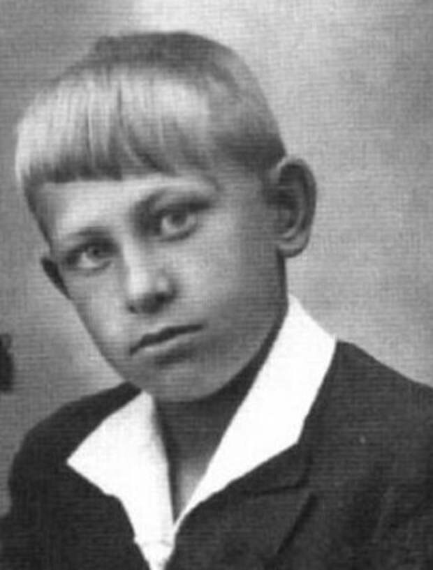 Знаменитости, которых на этих снимках и не узнать Знаменитости, которых на этих снимках и не узнать