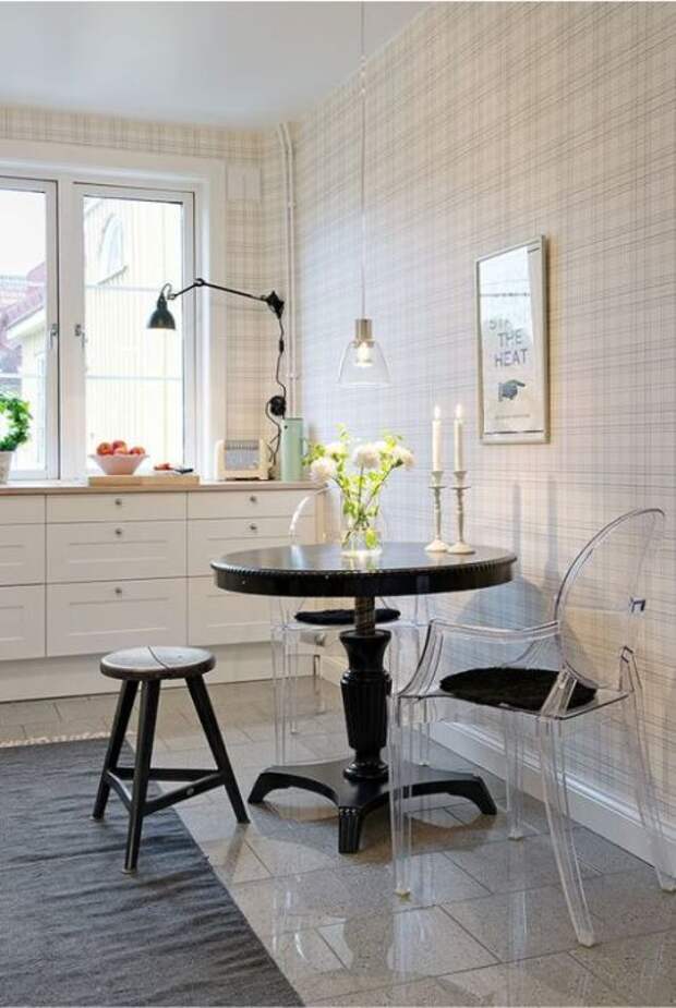 Стеклянная мебель идеально подходит для крошечной кухни. | Фото: kitchendecorium.ru.
