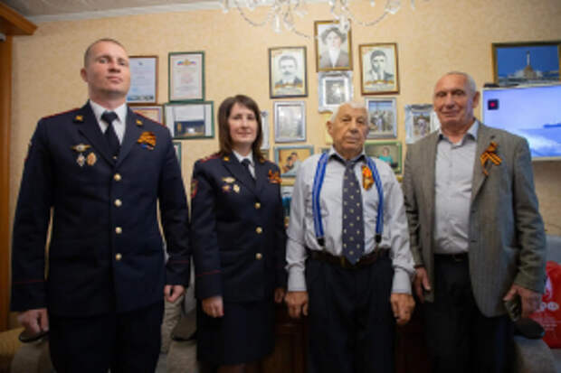 Севастопольские полицейские поздравили ветерана МВД, имеющего статус труженика тыла Великой Отечественной войны, с наступающим праздником Днем Великой Победы