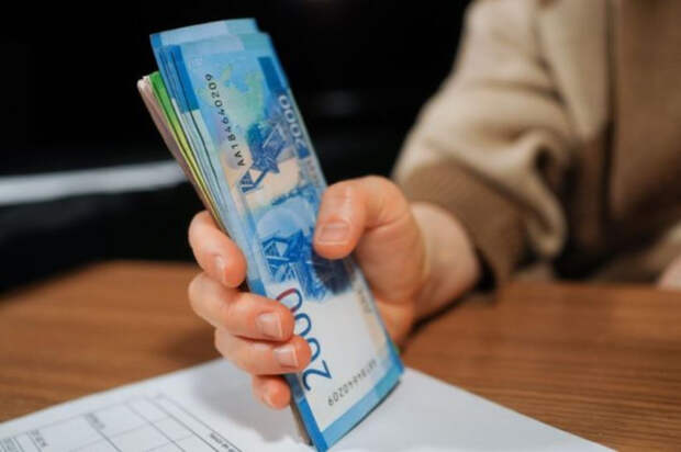 Четыре отрасли России перешагнули зарплатную планку в 200 тыс. рублей