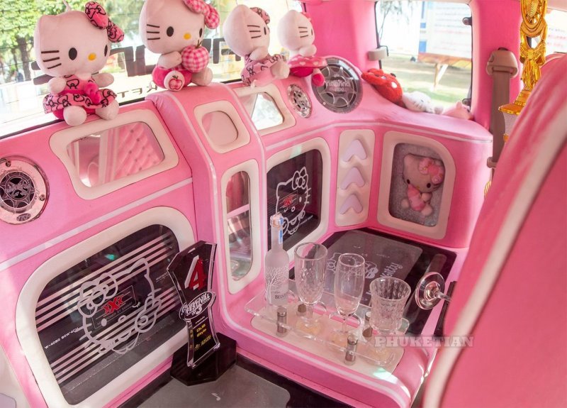 Toyota Hilux Vigo — передвижной бар Hello Kitty