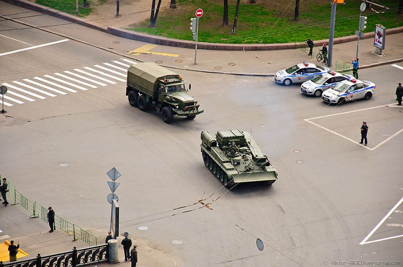 В этом году зрители смогли оценить, как смотрится на параде новая полевая форма российской армии, которую называют «Цифра» или «Пиксель». Кроме того, военнослужащие показали и новые головные уборы – береты. Их расцветка соответствует виду или роду Вооруженных сил. Военнослужащие Военно-воздушных сил промаршировали по площади в синих беретах, Военно-морского флота – в черных, Сухопутных войск – в зеленых. Воздушно-десантные войска остались в голубых беретах.