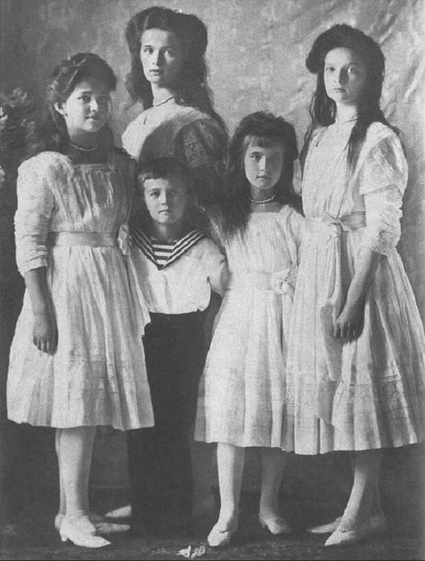 Общие правнуки Александра II и королевы Виктории: Великие Княгини Ольга, Татьяна, Мария, Анастасия и Царевич Алексей Общие правнуки Александра II и королевы Виктории: Великие Княгини Ольга, Татьяна, Мария, Анастасия и Царевич Алексей