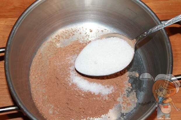 добавляем сахар к какао