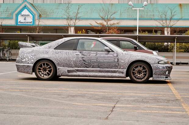 жена-художница разрисовала простым черным маркером машину мужа Nissan Skyline GTR (8)