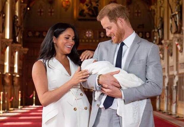 Королева Елизавета II поздравила сына принца Гарри и Меган Маркл с днем рождения
