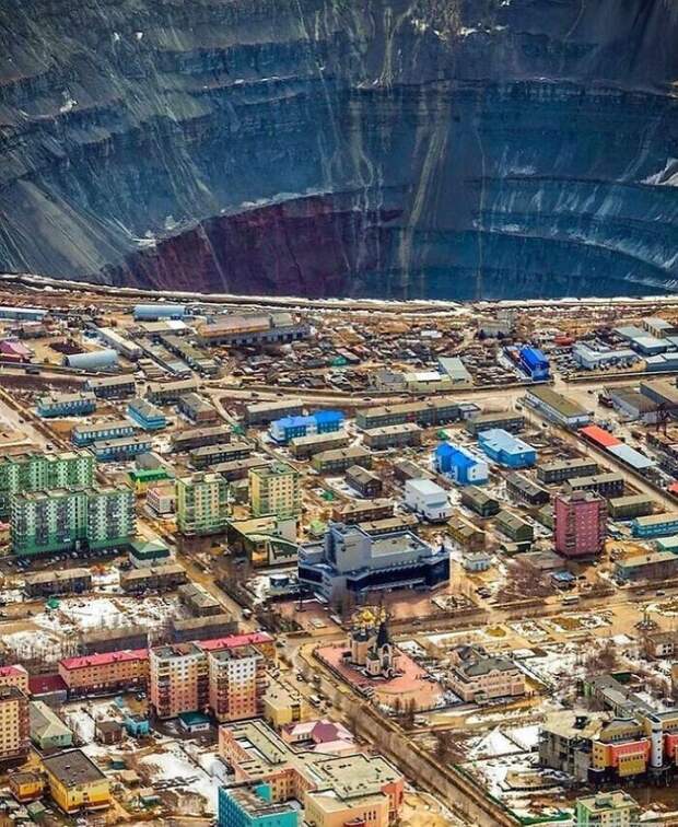Самая большая в мире алмазная шахта "Мир" в Якутии Самая большая в мире алмазная шахта "Мир" в Якутии