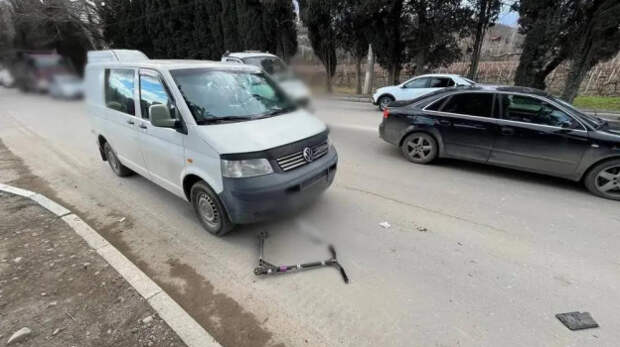 Ребёнок на самокате попал под машину в Алуште