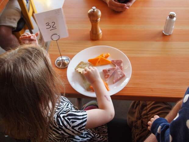 На детях заработали, про качество забыли: екатеринбуржцы жалуются на подрядчиков школьного питания