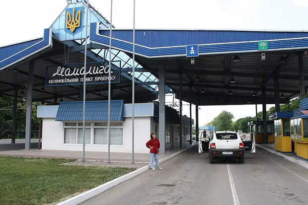 ГПСУ задержала мужчин, пытавшихся сбежать с Украины в тайнике в грузовике с дровами