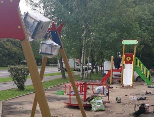 Для самых маленьких жителей Лианозова на Череповецкой установили горку и карусель Фото предоставлено ГБУ «Жилищник»