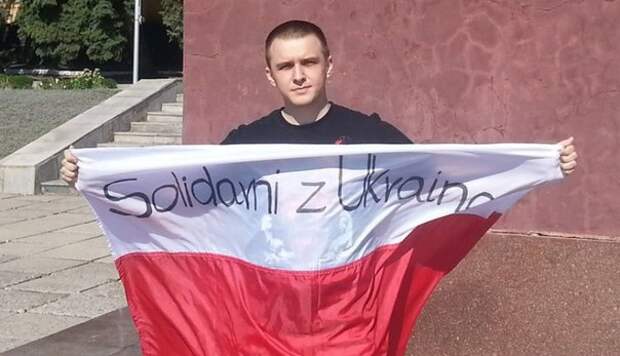 Поляк, устроивший скандал на ТВЦ, просит прощения, одновременно оскверняя цвета Российского флага (видео)