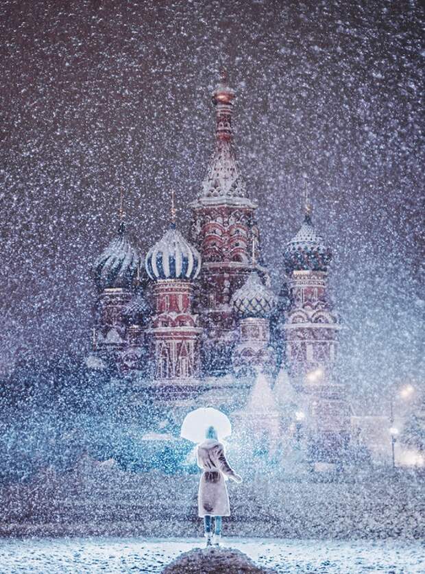 Фигурные разноцветные купола собора Василия Блаженного видны даже во время зимней метели.