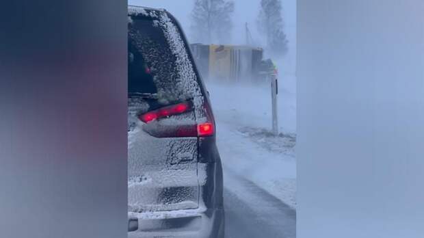 Автобус с россиянами перевернулся в Эстонии из-за сильного ветра