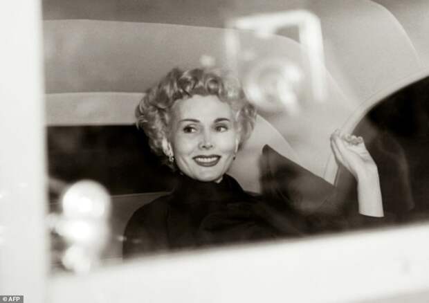 Актриса во время путешествия, Париж, 10 апреля 1954 год  Жа Жа Габор, актриса, жизнь, смерть