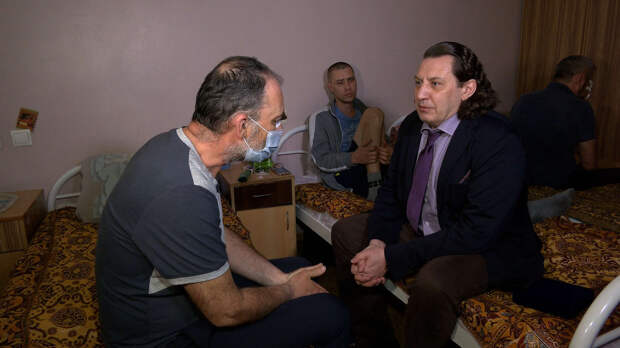 Директор металлургического завода навестил в больнице Донецка своего раненого сотрудника