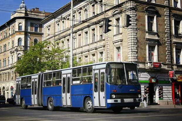 Ikarus-280 по-прежнему нетрудно встретить даже в самом центре города: старые машины не ссылают на окраины, с глаз долой автобус, будапешт, венгрия, икарус, общественный транспорт